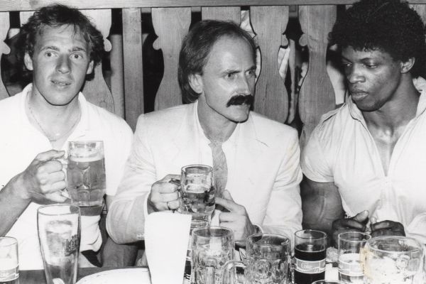 Bei der Mister Austria Wahl 1982 konnte Veranstalter Peter Papula den damaligen Skiweltmeister Harti Weirather begrüßen. V.li.: Harti Weirather, Peter Papula, John Brown.